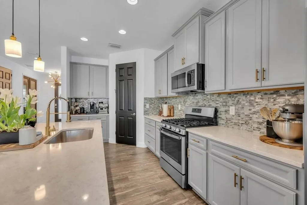 14613 Red Castle Avenue Lithia FL 33547