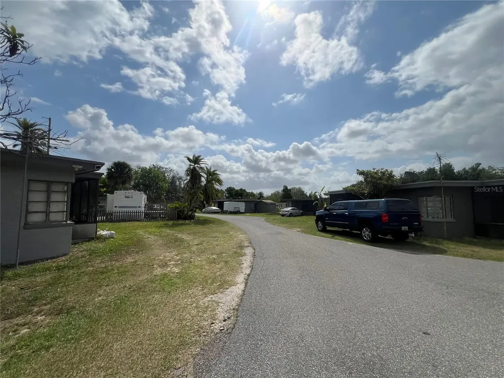 15992 W Colonial Drive Oakland FL 34787