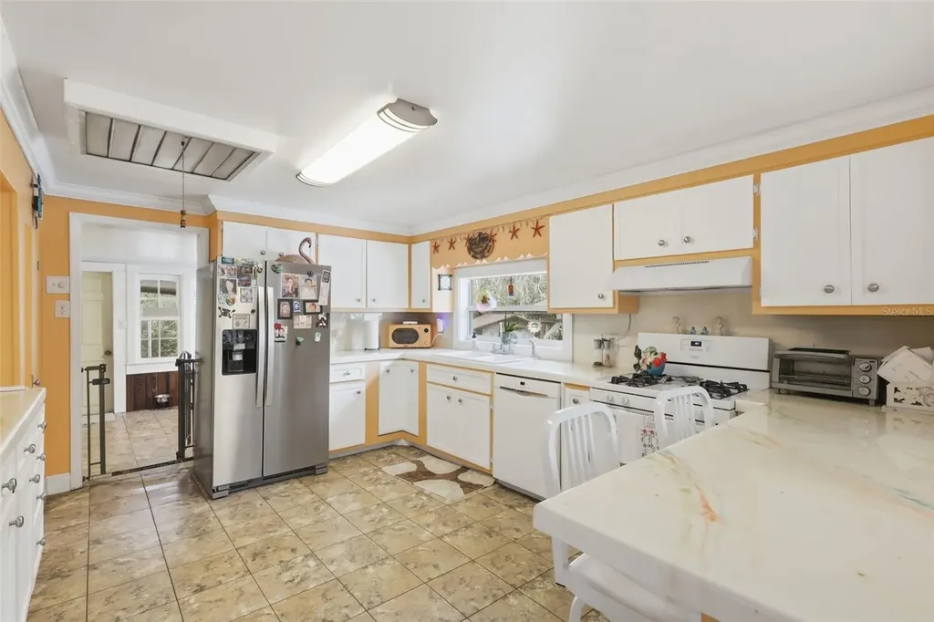 460 Alhambra Avenue De Leon Springs FL 32130