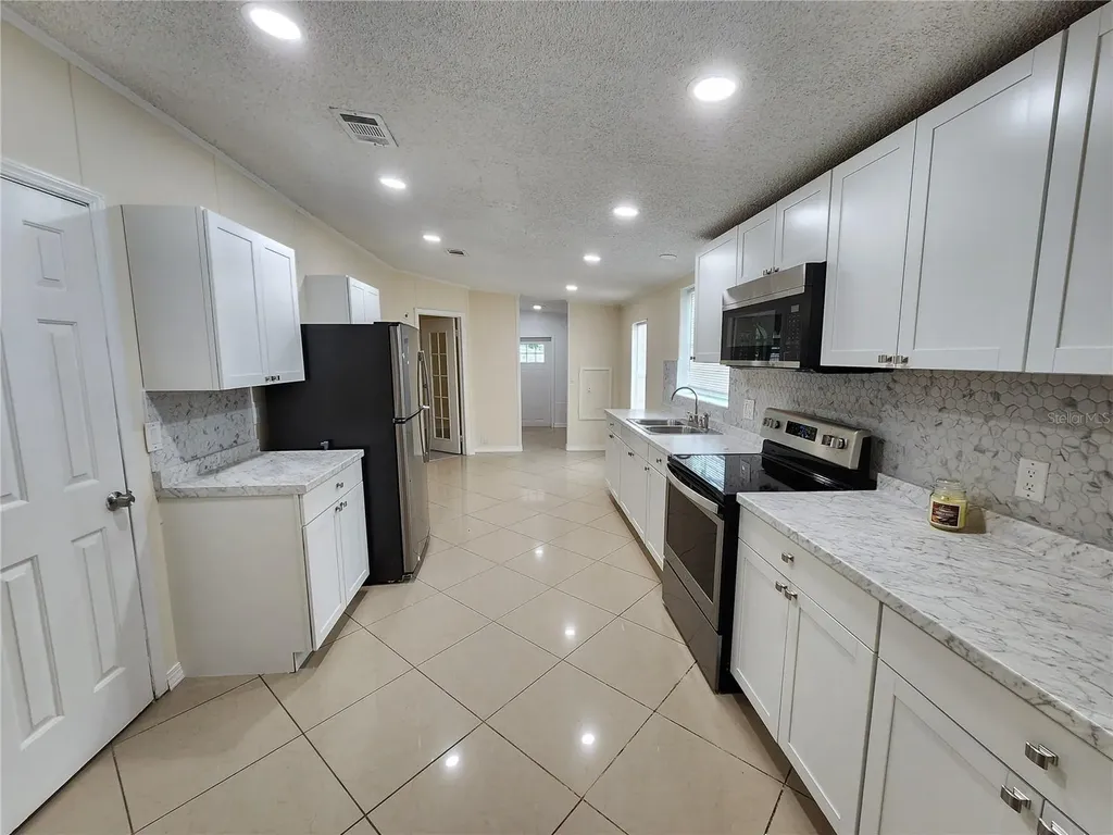 1209 Blue Sky Place Dover FL 33527