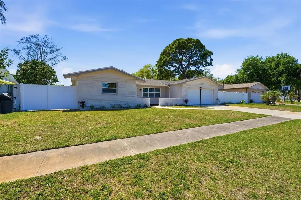 9278 78th Place Seminole FL 33777