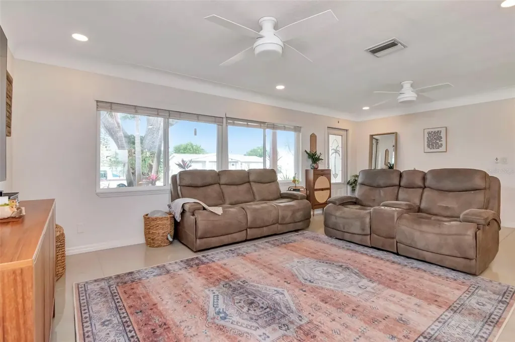 6468 17th Terrace N St Petersburg FL 33710