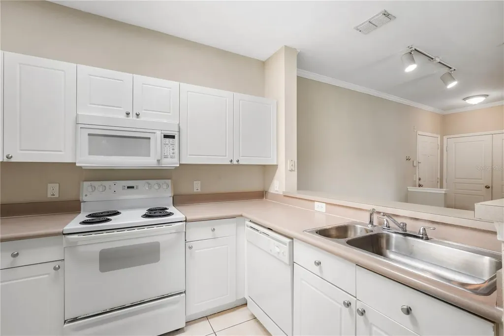 9301 Crescent Loop Circle Tampa FL 33619