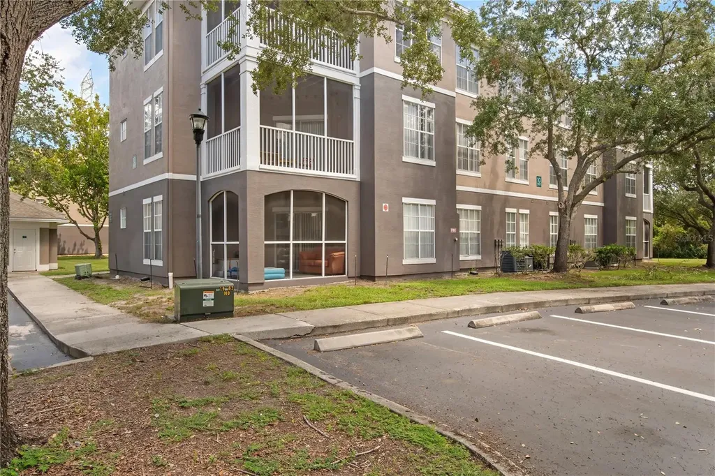 9301 Crescent Loop Circle Tampa FL 33619