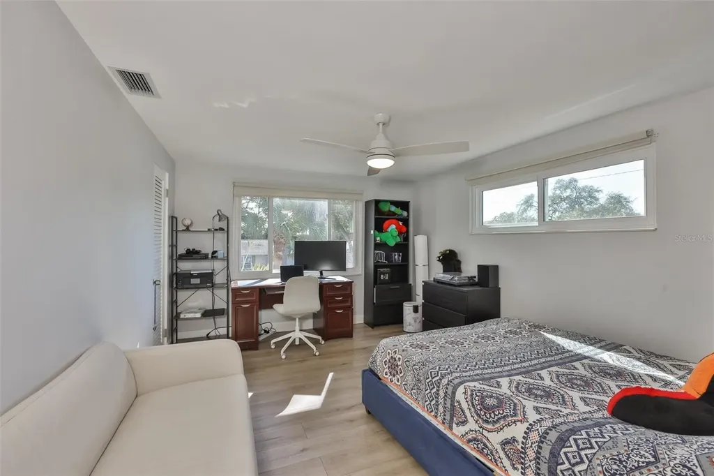 1279 86th Avenue N St Petersburg FL 33702