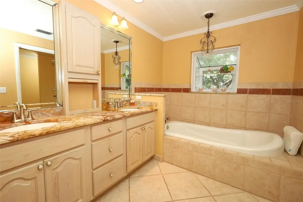 102 Pineview Circle Altamonte Springs FL 32714