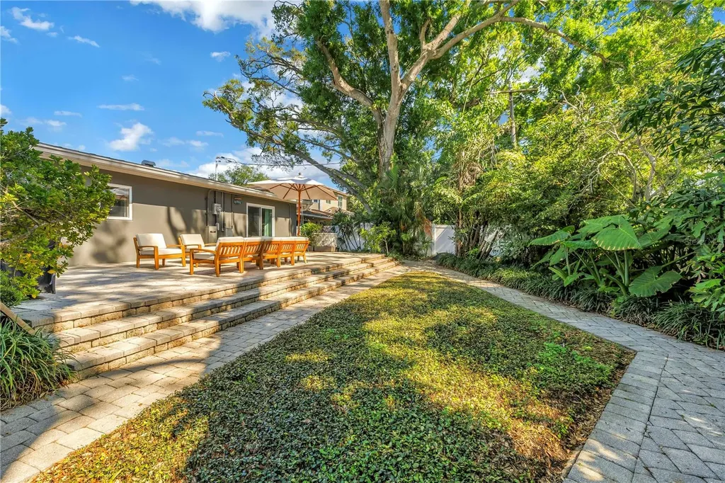 209 Bandera Way NE St Petersburg FL 33704