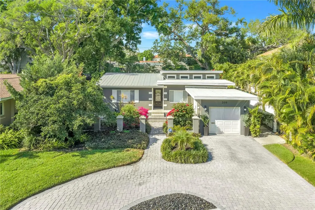 209 Bandera Way NE St Petersburg FL 33704