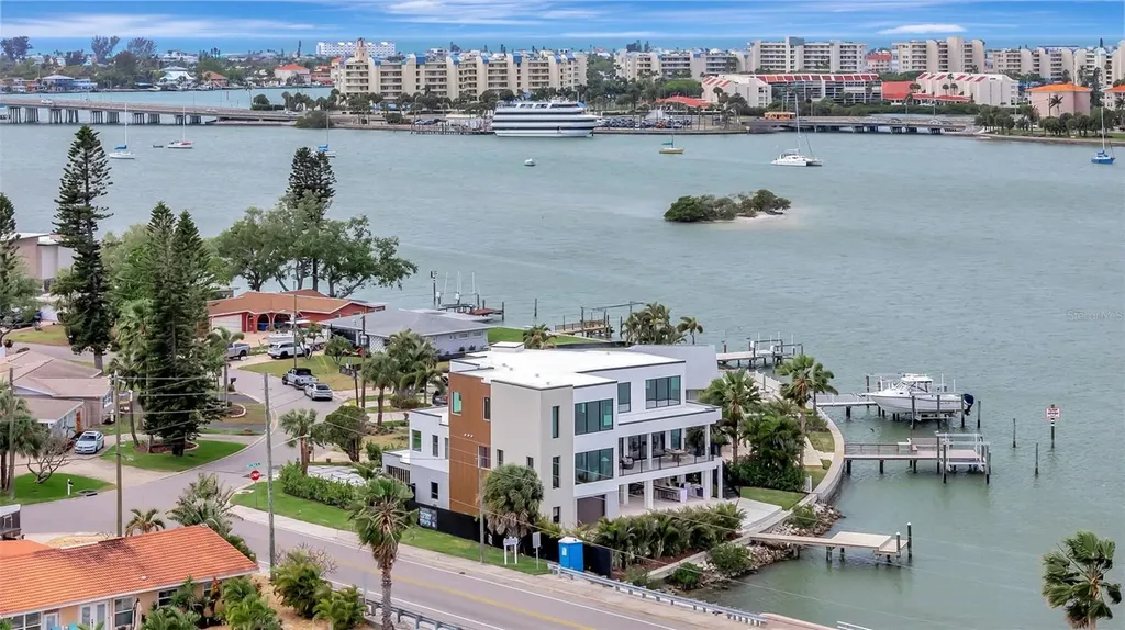 7176 S Shore Drive S St Petersburg FL 33707