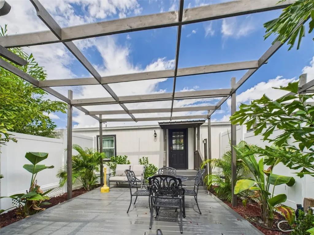 221 1st Street Davenport FL 33837