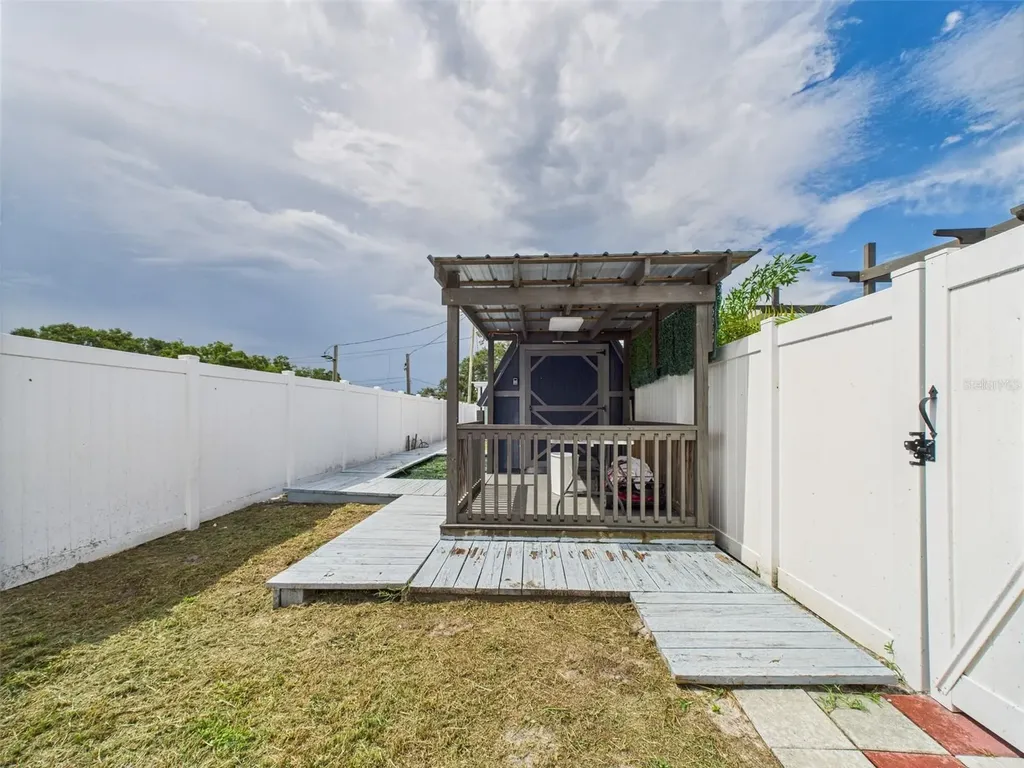 221 1st Street Davenport FL 33837