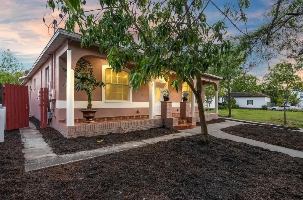 2324 W Palmetto Street Tampa FL 33607