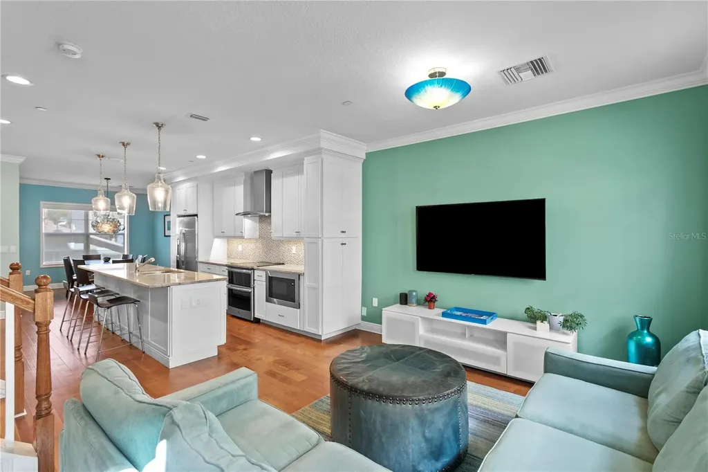 412 Regent Lane N St Petersburg FL 33701