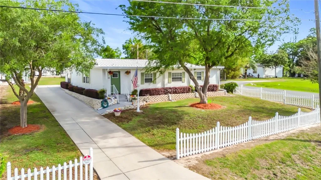 111 Mark Avenue Lady Lake FL 32159