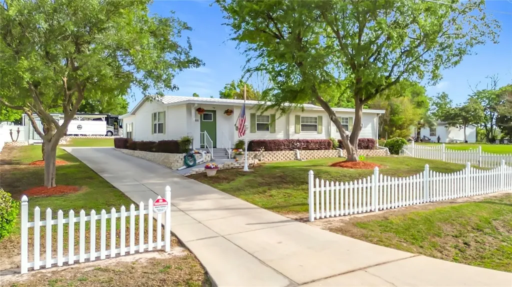 111 Mark Avenue Lady Lake FL 32159