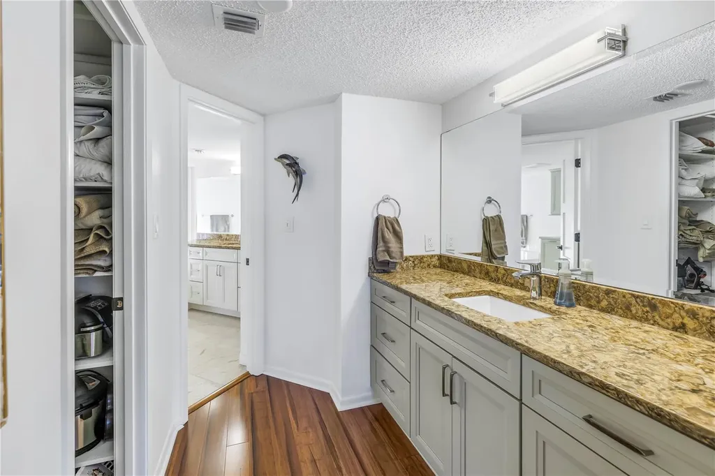 2795 Kipps Colony Drive S St Petersburg FL 33707