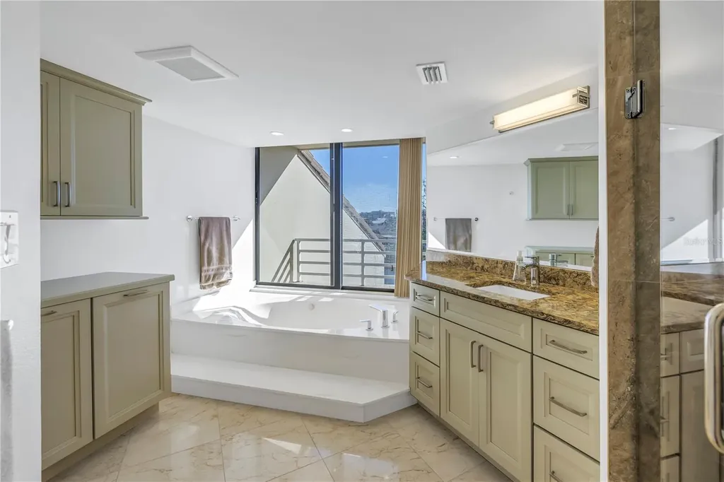 2795 Kipps Colony Drive S St Petersburg FL 33707