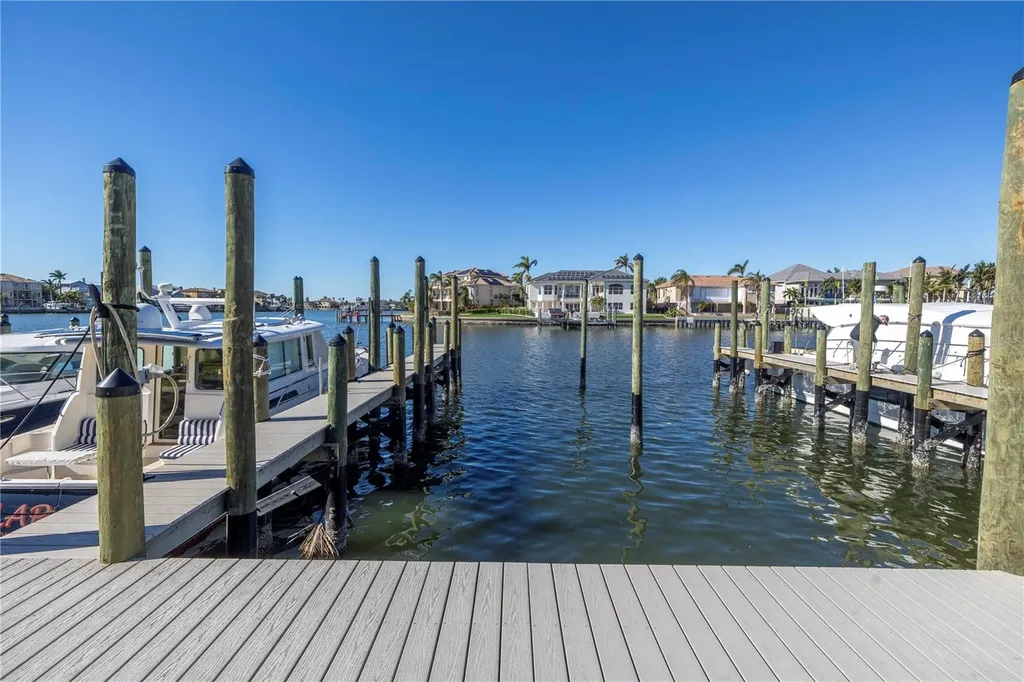 2795 Kipps Colony Drive S St Petersburg FL 33707