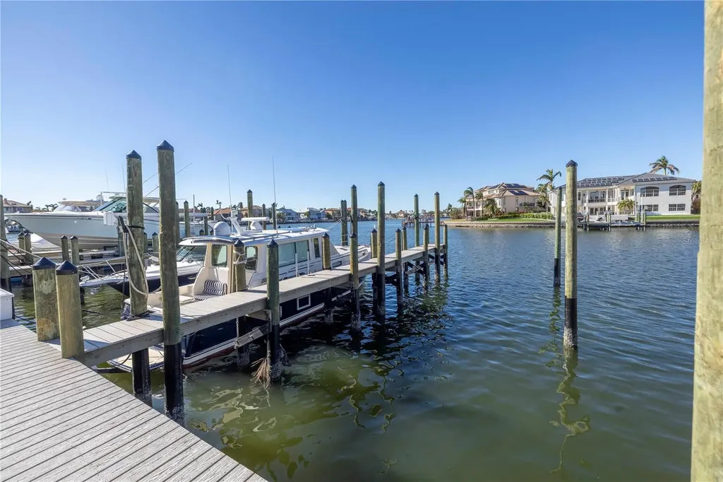 2795 Kipps Colony Drive S St Petersburg FL 33707
