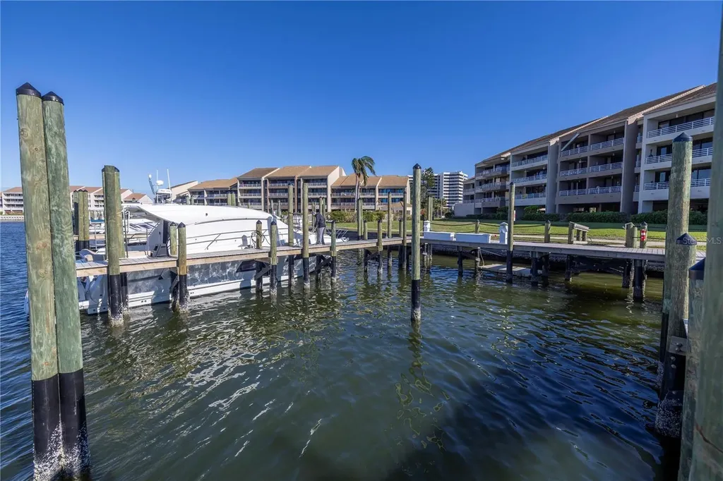2795 Kipps Colony Drive S St Petersburg FL 33707