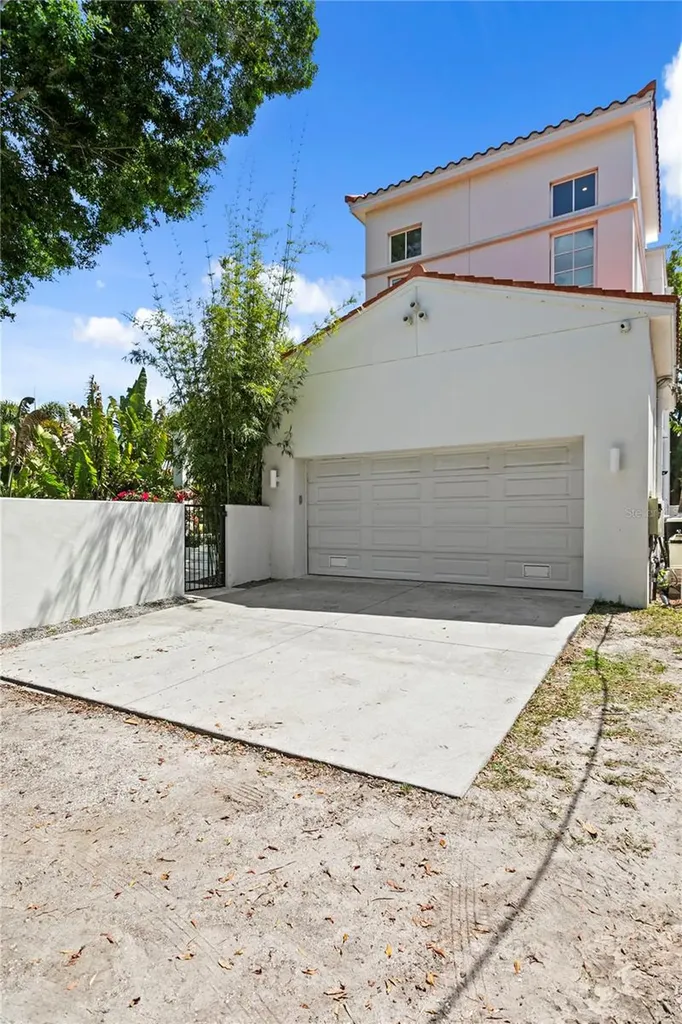 325 22nd Avenue NE St Petersburg FL 33704