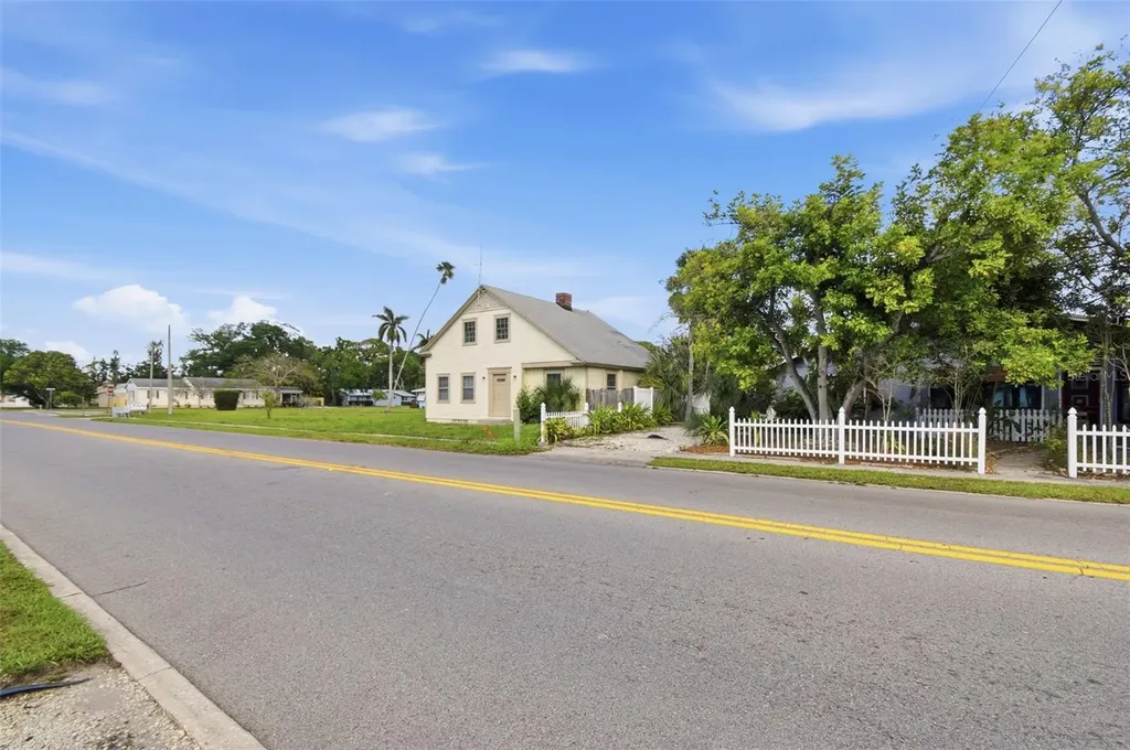 2513 16th Avenue W Bradenton FL 34205
