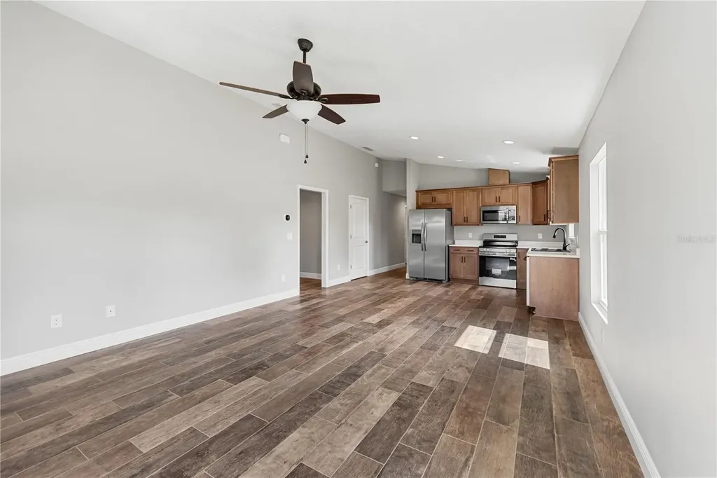 1025 Cr 452a Lake Panasoffkee FL 33538