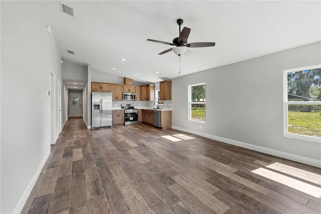 1025 Cr 452a Lake Panasoffkee FL 33538