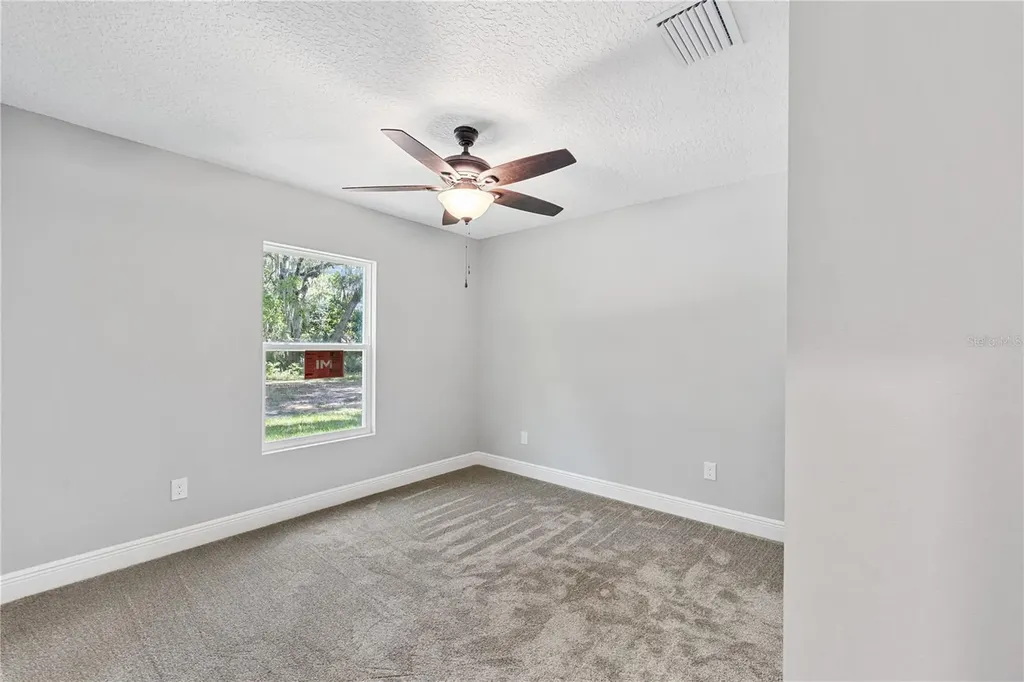 1025 Cr 452a Lake Panasoffkee FL 33538