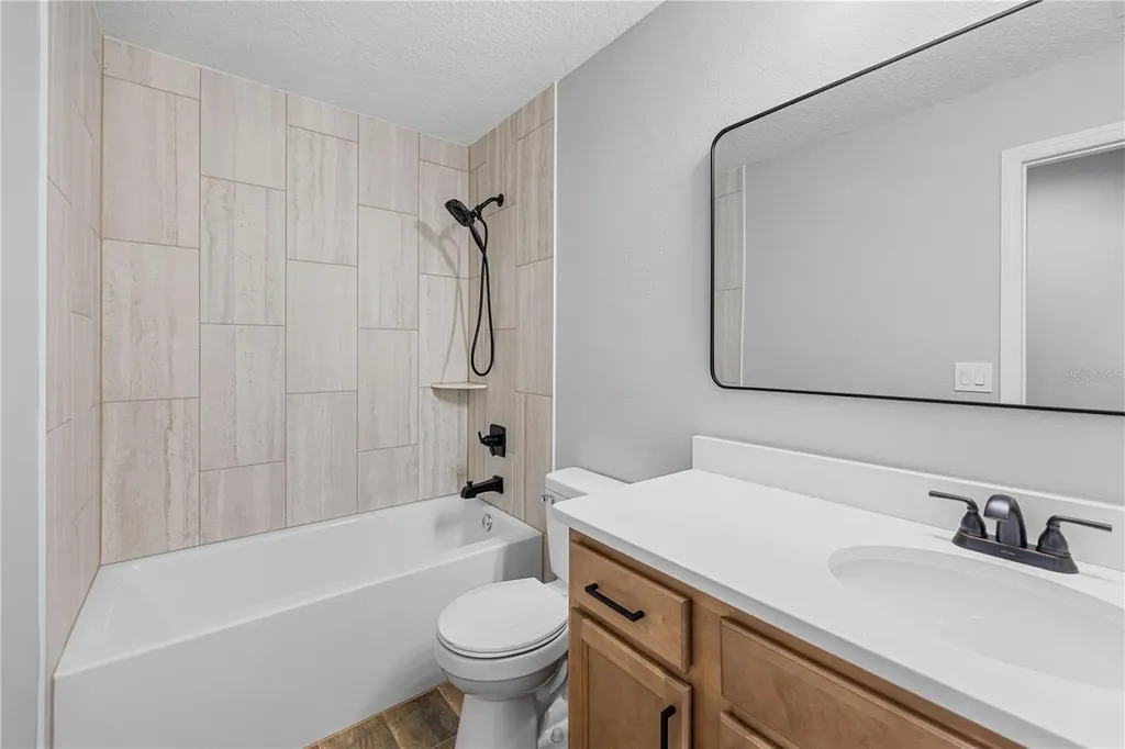1025 Cr 452a Lake Panasoffkee FL 33538