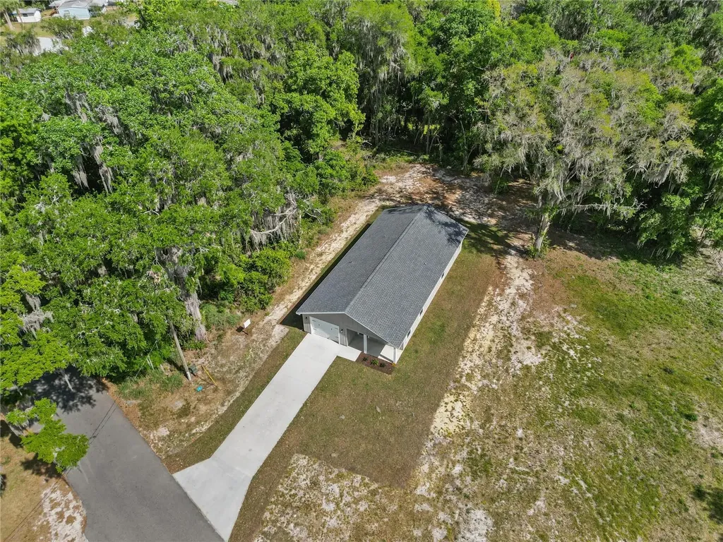 1025 Cr 452a Lake Panasoffkee FL 33538