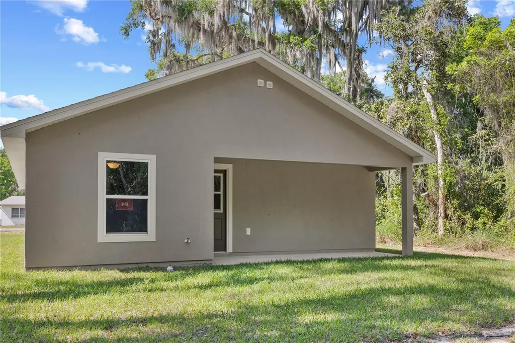 1025 Cr 452a Lake Panasoffkee FL 33538