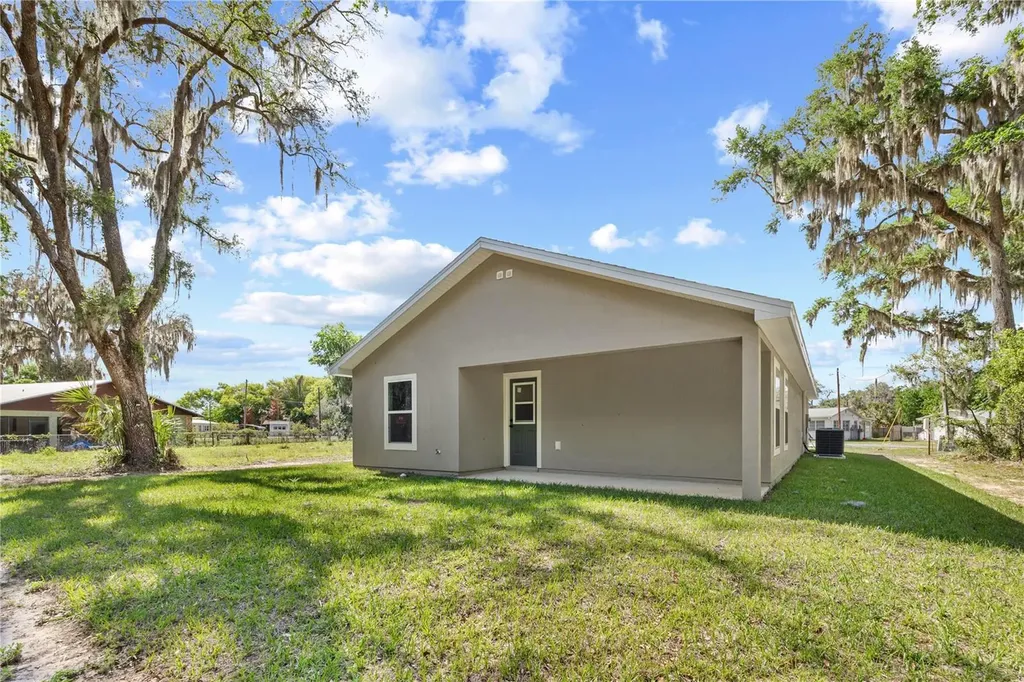 1025 Cr 452a Lake Panasoffkee FL 33538