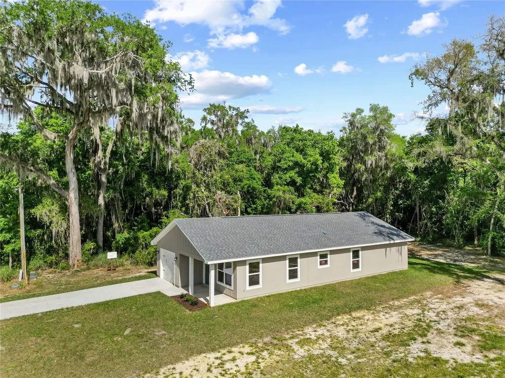 1025 Cr 452a Lake Panasoffkee FL 33538