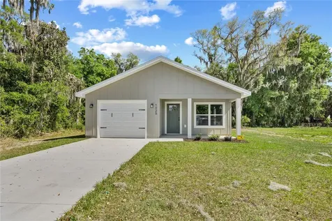 1025 Cr 452a Lake Panasoffkee FL 33538