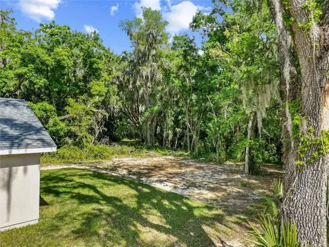 1025 Cr 452a Lake Panasoffkee FL 33538