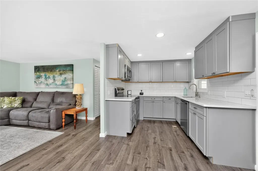 258 Via De Luna Englewood FL 34224