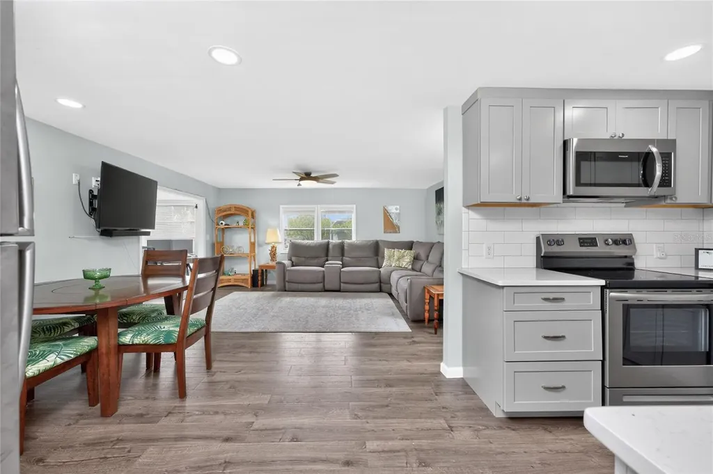 258 Via De Luna Englewood FL 34224