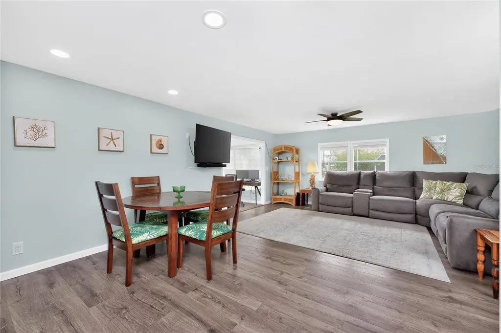 258 Via De Luna Englewood FL 34224
