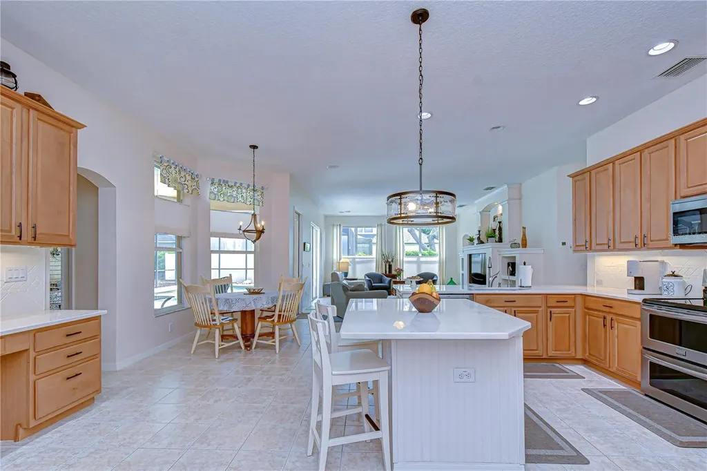 5725 Eaglemount Circle Lithia FL 33547
