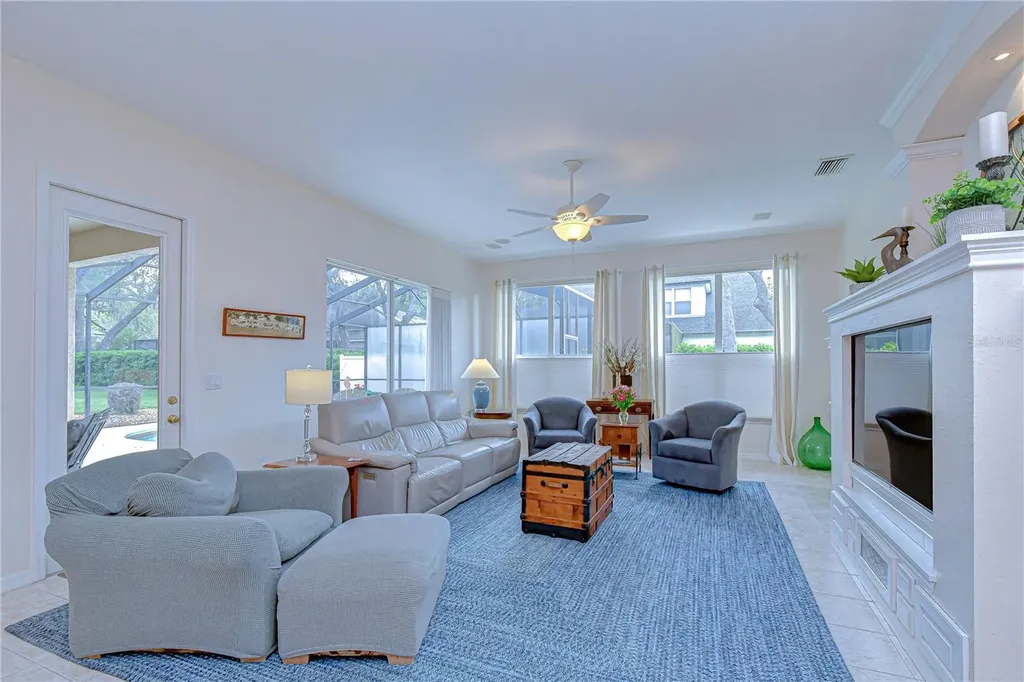 5725 Eaglemount Circle Lithia FL 33547