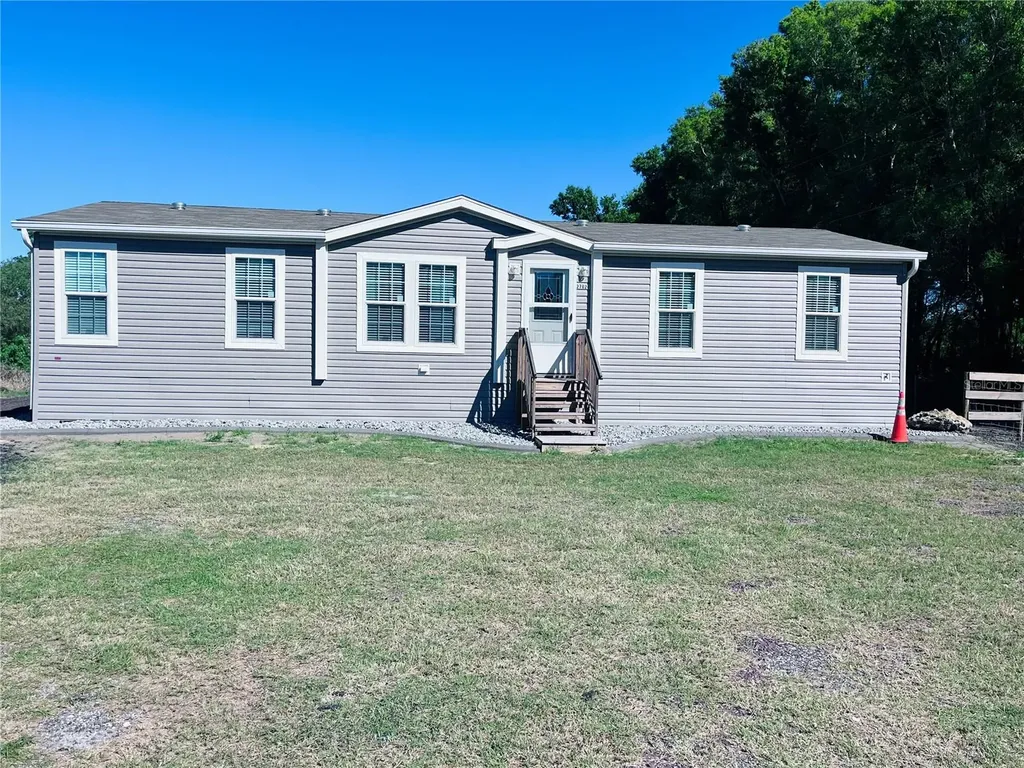27020 Bloomfield Avenue Yalaha FL 34797