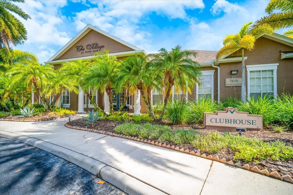 8933 Manor Loop Lakewood Ranch FL 34202