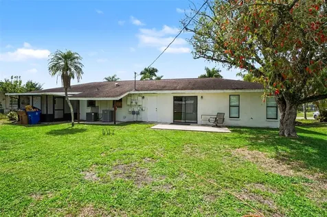 2208/2210 Iris Way Fort Myers FL 33905
