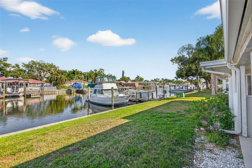 6747 Cape Hatteras Way NE St Petersburg FL 33702