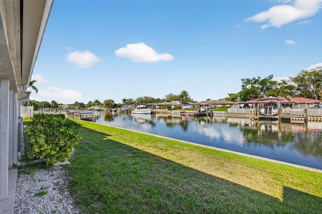6747 Cape Hatteras Way NE St Petersburg FL 33702