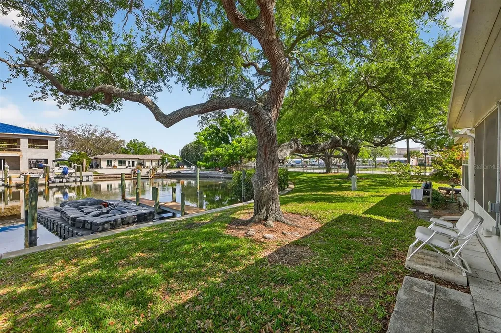 6257 Cape Hatteras Way NE St Petersburg FL 33702