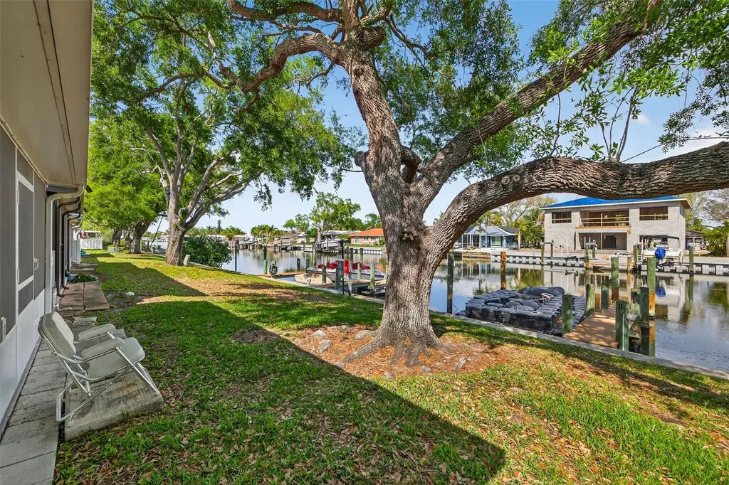 6257 Cape Hatteras Way NE St Petersburg FL 33702