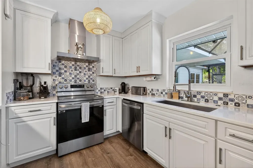 1760 75th Avenue N St Petersburg FL 33702
