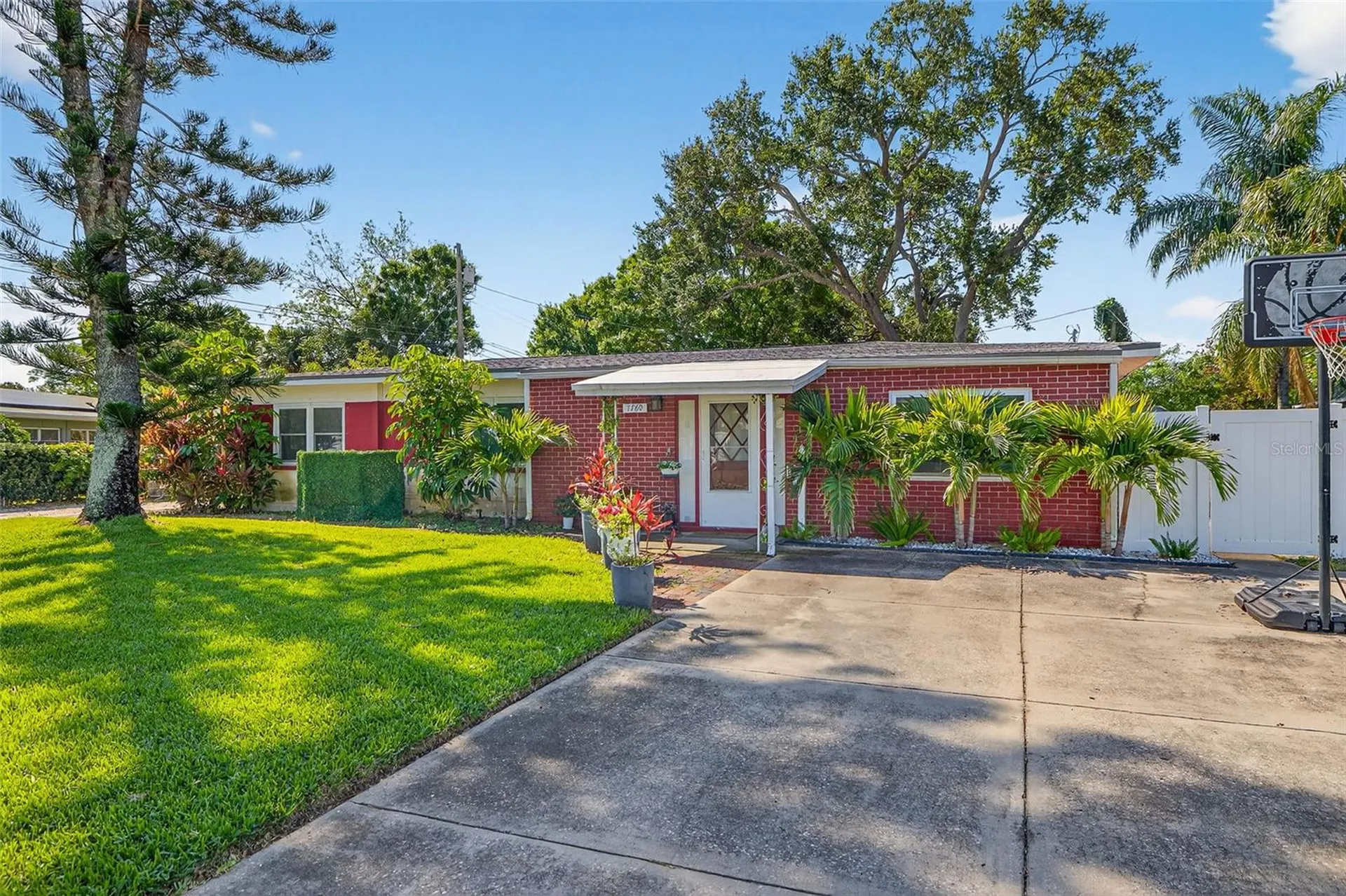 1760 75th Avenue N St Petersburg FL 33702